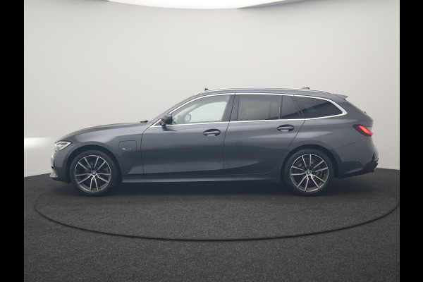 BMW 3 Serie Touring 320e Sportline PHEV Dealer O.H. | SOH 95,4% | Panodak | Adaptive Cruise | Camera | Sfeerverlichting | Sportstoelen Verwarmd | BLIS | Apple Carplay | Navigatie | DAB | Plug In Hybrid |