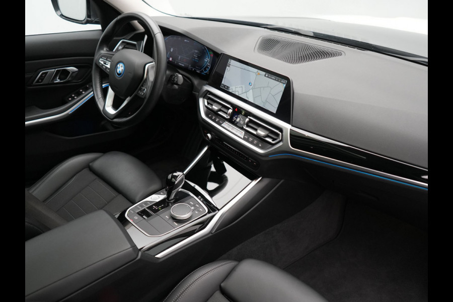 BMW 3 Serie Touring 320e Sportline PHEV Dealer O.H. | SOH 95,4% | Panodak | Adaptive Cruise | Camera | Sfeerverlichting | Sportstoelen Verwarmd | BLIS | Apple Carplay | Navigatie | DAB | Plug In Hybrid |