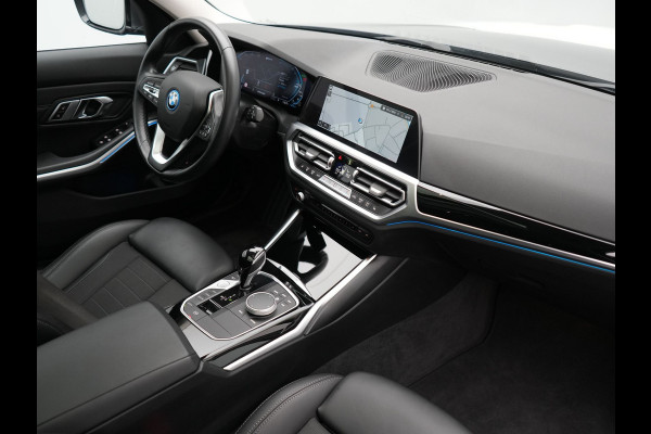 BMW 3 Serie Touring 320e Sportline PHEV Dealer O.H. | SOH 95,4% | Panodak | Adaptive Cruise | Camera | Sfeerverlichting | Sportstoelen Verwarmd | BLIS | Apple Carplay | Navigatie | DAB | Plug In Hybrid |