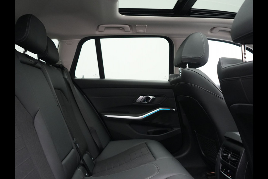 BMW 3 Serie Touring 320e Sportline PHEV Dealer O.H. | SOH 95,4% | Panodak | Adaptive Cruise | Camera | Sfeerverlichting | Sportstoelen Verwarmd | BLIS | Apple Carplay | Navigatie | DAB | Plug In Hybrid |