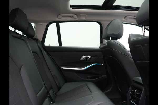 BMW 3 Serie Touring 320e Sportline PHEV Dealer O.H. | SOH 95,4% | Panodak | Adaptive Cruise | Camera | Sfeerverlichting | Sportstoelen Verwarmd | BLIS | Apple Carplay | Navigatie | DAB | Plug In Hybrid |