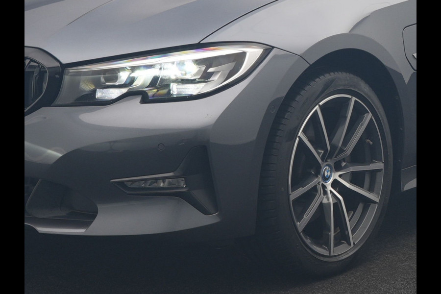 BMW 3 Serie Touring 320e Sportline PHEV Dealer O.H. | SOH 95,4% | Panodak | Adaptive Cruise | Camera | Sfeerverlichting | Sportstoelen Verwarmd | BLIS | Apple Carplay | Navigatie | DAB | Plug In Hybrid |