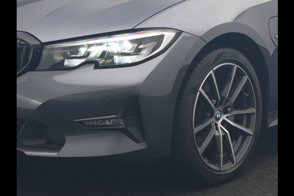 BMW 3 Serie Touring 320e Sportline PHEV Dealer O.H. | SOH 95,4% | Panodak | Adaptive Cruise | Camera | Sfeerverlichting | Sportstoelen Verwarmd | BLIS | Apple Carplay | Navigatie | DAB | Plug In Hybrid |