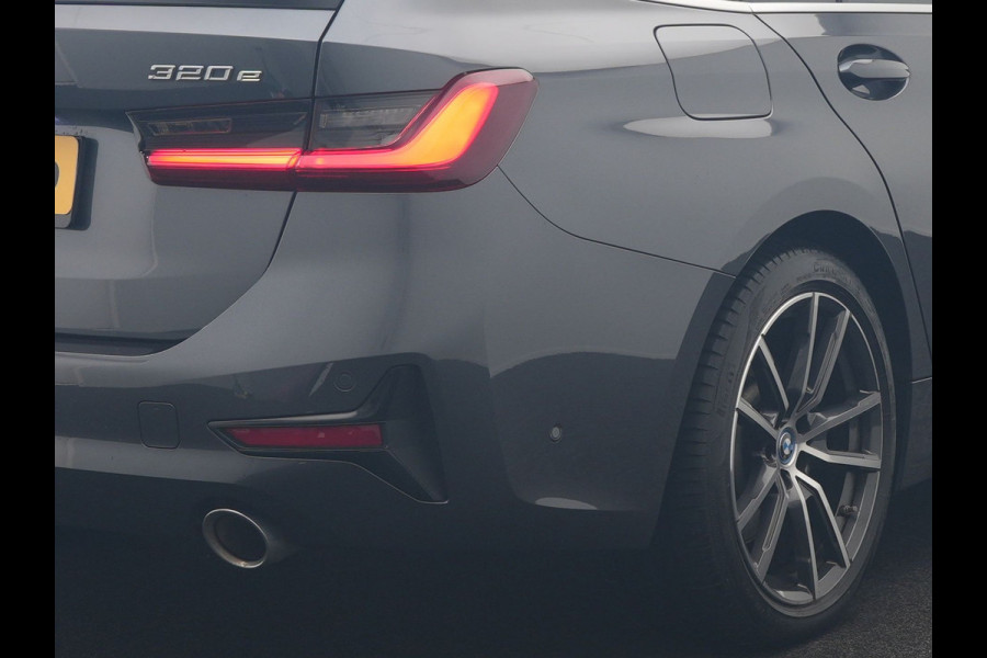 BMW 3 Serie Touring 320e Sportline PHEV Dealer O.H. | SOH 95,4% | Panodak | Adaptive Cruise | Camera | Sfeerverlichting | Sportstoelen Verwarmd | BLIS | Apple Carplay | Navigatie | DAB | Plug In Hybrid |