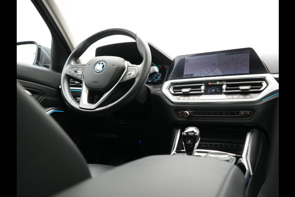 BMW 3 Serie Touring 320e Sportline PHEV Dealer O.H. | SOH 95,4% | Panodak | Adaptive Cruise | Camera | Sfeerverlichting | Sportstoelen Verwarmd | BLIS | Apple Carplay | Navigatie | DAB | Plug In Hybrid |