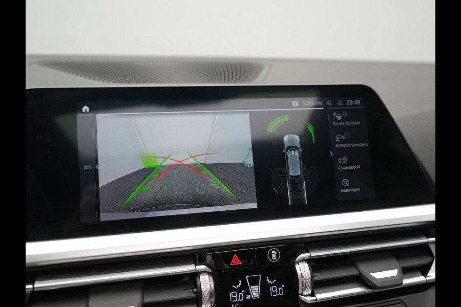 BMW 3 Serie Touring 320e Sportline PHEV Dealer O.H. | SOH 95,4% | Panodak | Adaptive Cruise | Camera | Sfeerverlichting | Sportstoelen Verwarmd | BLIS | Apple Carplay | Navigatie | DAB | Plug In Hybrid |