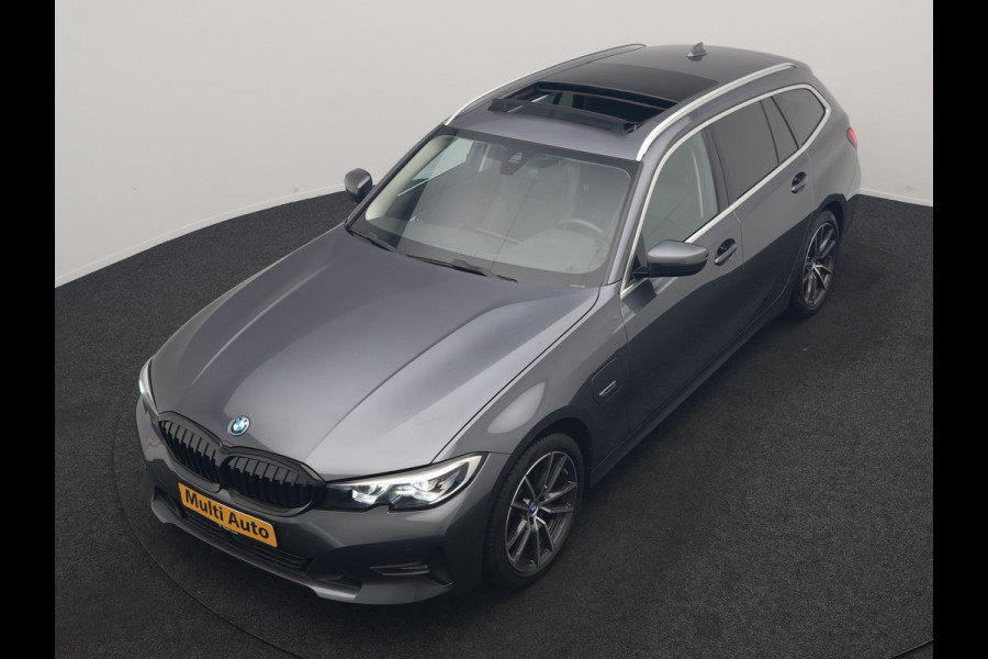 BMW 3 Serie Touring 320e Sportline PHEV Dealer O.H. | SOH 95,4% | Panodak | Adaptive Cruise | Camera | Sfeerverlichting | Sportstoelen Verwarmd | BLIS | Apple Carplay | Navigatie | DAB | Plug In Hybrid |