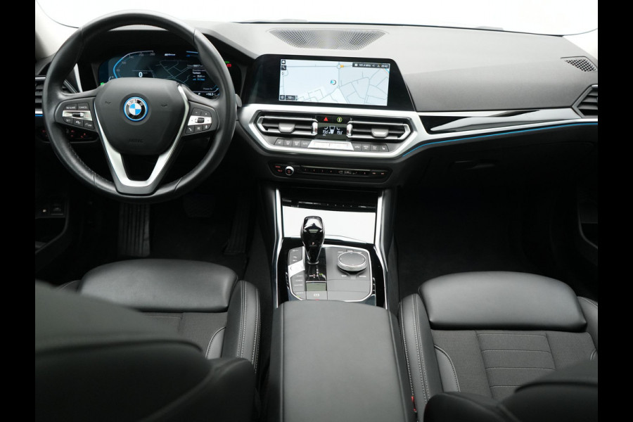 BMW 3 Serie Touring 320e Sportline PHEV Dealer O.H. | SOH 95,4% | Panodak | Adaptive Cruise | Camera | Sfeerverlichting | Sportstoelen Verwarmd | BLIS | Apple Carplay | Navigatie | DAB | Plug In Hybrid |