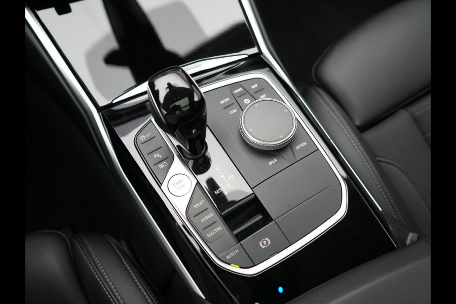 BMW 3 Serie Touring 320e Sportline PHEV Dealer O.H. | SOH 95,4% | Panodak | Adaptive Cruise | Camera | Sfeerverlichting | Sportstoelen Verwarmd | BLIS | Apple Carplay | Navigatie | DAB | Plug In Hybrid |