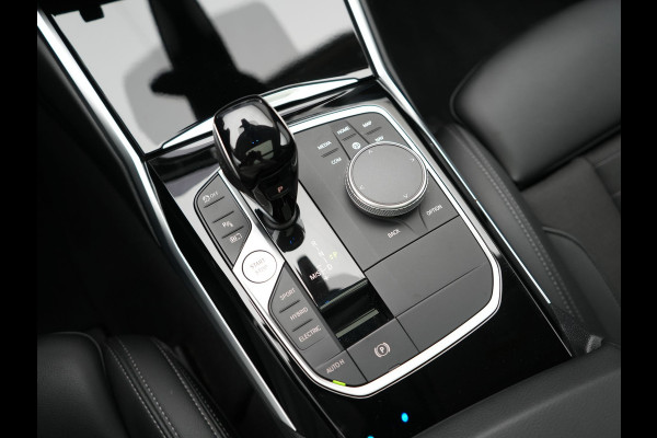BMW 3 Serie Touring 320e Sportline PHEV Dealer O.H. | SOH 95,4% | Panodak | Adaptive Cruise | Camera | Sfeerverlichting | Sportstoelen Verwarmd | BLIS | Apple Carplay | Navigatie | DAB | Plug In Hybrid |