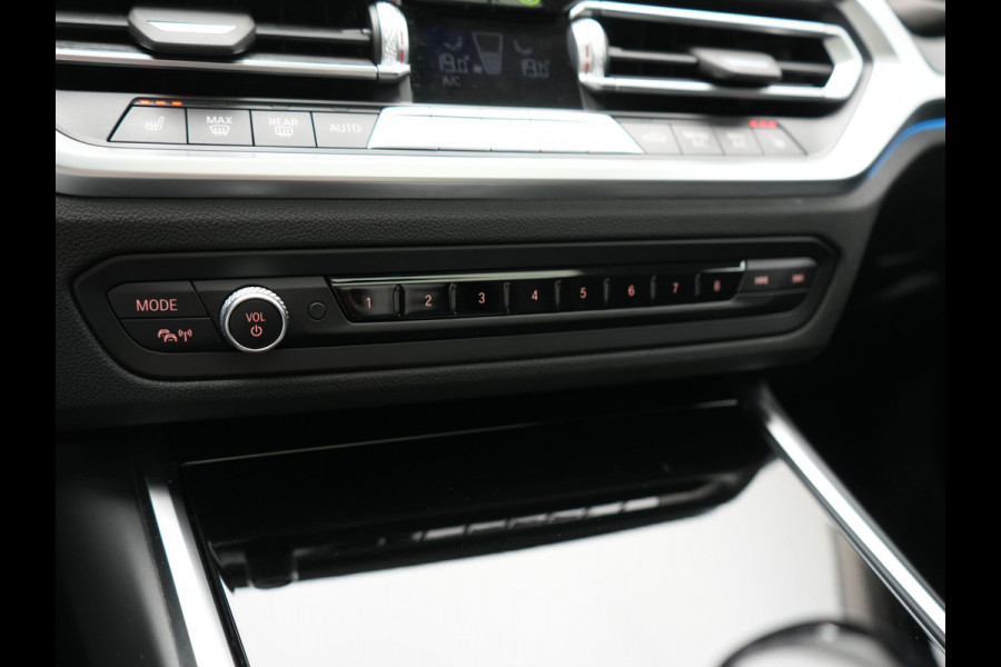 BMW 3 Serie Touring 320e Sportline PHEV Dealer O.H. | SOH 95,4% | Panodak | Adaptive Cruise | Camera | Sfeerverlichting | Sportstoelen Verwarmd | BLIS | Apple Carplay | Navigatie | DAB | Plug In Hybrid |