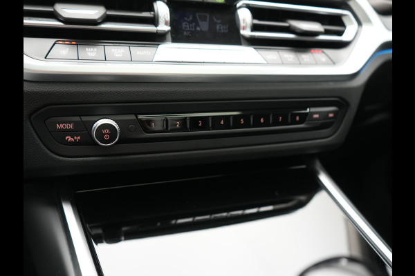 BMW 3 Serie Touring 320e Sportline PHEV Dealer O.H. | SOH 95,4% | Panodak | Adaptive Cruise | Camera | Sfeerverlichting | Sportstoelen Verwarmd | BLIS | Apple Carplay | Navigatie | DAB | Plug In Hybrid |
