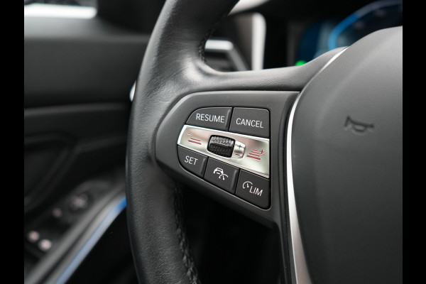 BMW 3 Serie Touring 320e Sportline PHEV Dealer O.H. | SOH 95,4% | Panodak | Adaptive Cruise | Camera | Sfeerverlichting | Sportstoelen Verwarmd | BLIS | Apple Carplay | Navigatie | DAB | Plug In Hybrid |