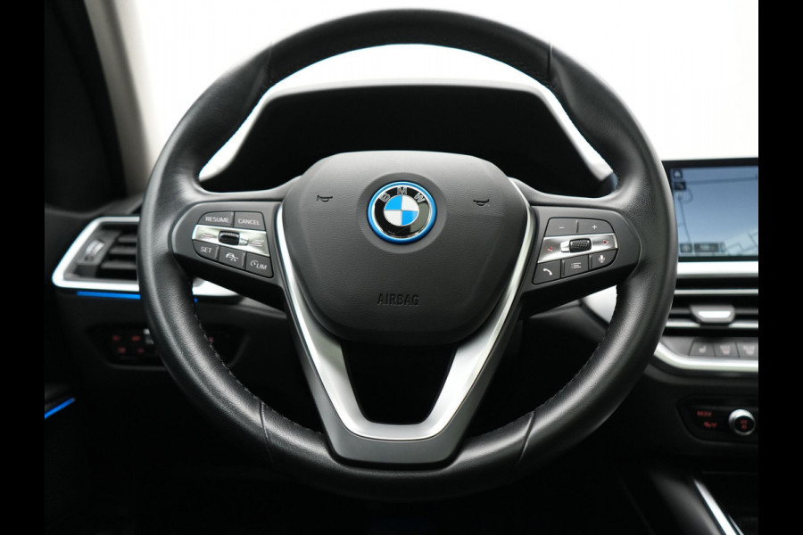 BMW 3 Serie Touring 320e Sportline PHEV Dealer O.H. | SOH 95,4% | Panodak | Adaptive Cruise | Camera | Sfeerverlichting | Sportstoelen Verwarmd | BLIS | Apple Carplay | Navigatie | DAB | Plug In Hybrid |