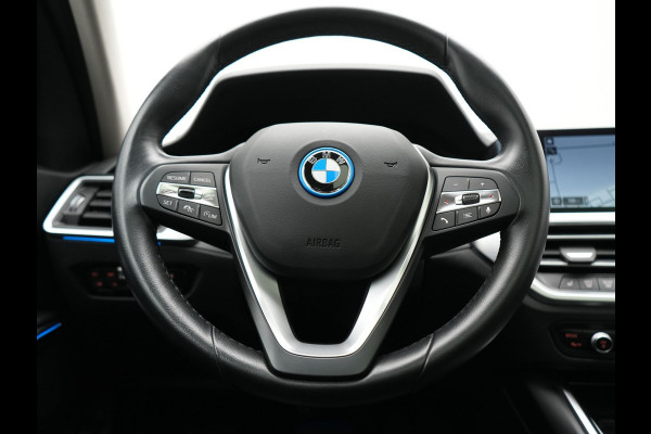 BMW 3 Serie Touring 320e Sportline PHEV Dealer O.H. | SOH 95,4% | Panodak | Adaptive Cruise | Camera | Sfeerverlichting | Sportstoelen Verwarmd | BLIS | Apple Carplay | Navigatie | DAB | Plug In Hybrid |