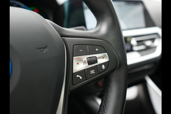 BMW 3 Serie Touring 320e Sportline PHEV Dealer O.H. | SOH 95,4% | Panodak | Adaptive Cruise | Camera | Sfeerverlichting | Sportstoelen Verwarmd | BLIS | Apple Carplay | Navigatie | DAB | Plug In Hybrid |