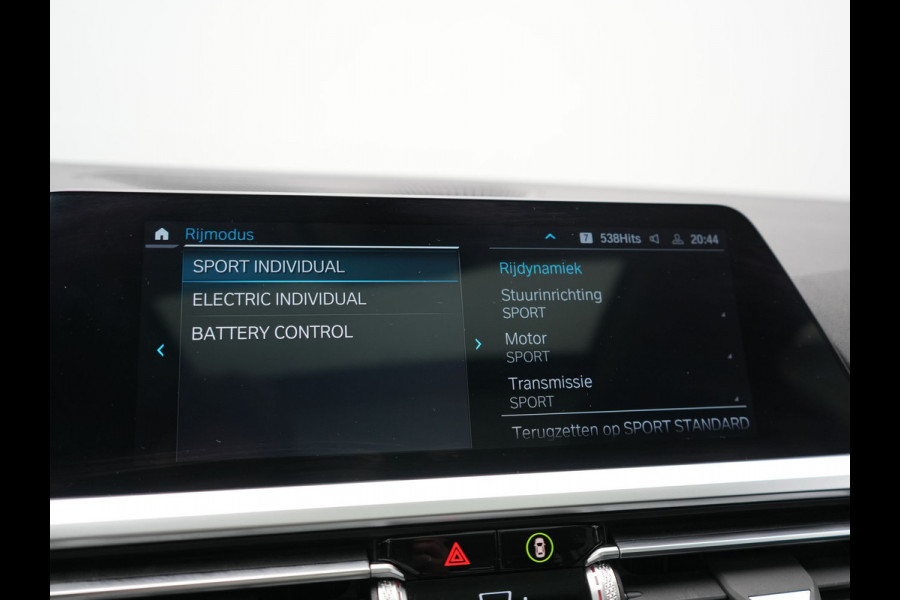 BMW 3 Serie Touring 320e Sportline PHEV Dealer O.H. | SOH 95,4% | Panodak | Adaptive Cruise | Camera | Sfeerverlichting | Sportstoelen Verwarmd | BLIS | Apple Carplay | Navigatie | DAB | Plug In Hybrid |