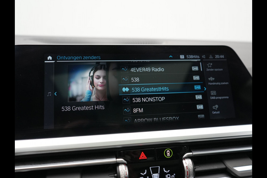 BMW 3 Serie Touring 320e Sportline PHEV Dealer O.H. | SOH 95,4% | Panodak | Adaptive Cruise | Camera | Sfeerverlichting | Sportstoelen Verwarmd | BLIS | Apple Carplay | Navigatie | DAB | Plug In Hybrid |