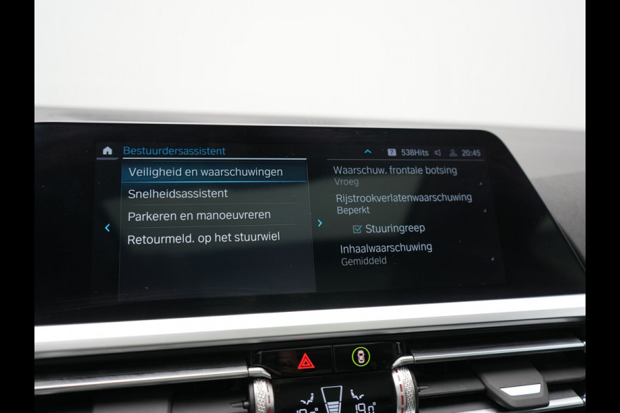 BMW 3 Serie Touring 320e Sportline PHEV Dealer O.H. | SOH 95,4% | Panodak | Adaptive Cruise | Camera | Sfeerverlichting | Sportstoelen Verwarmd | BLIS | Apple Carplay | Navigatie | DAB | Plug In Hybrid |