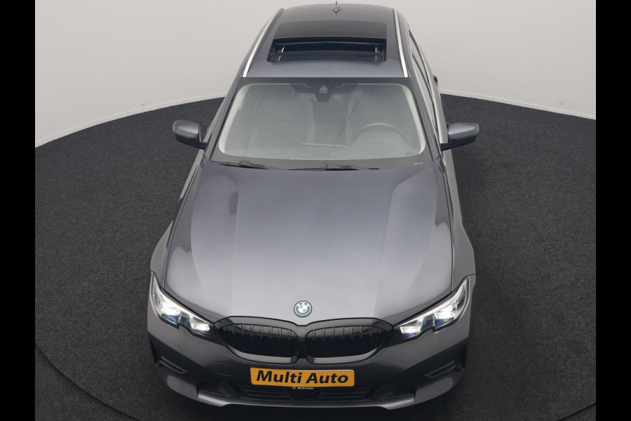 BMW 3 Serie Touring 320e Sportline PHEV Dealer O.H. | SOH 95,4% | Panodak | Adaptive Cruise | Camera | Sfeerverlichting | Sportstoelen Verwarmd | BLIS | Apple Carplay | Navigatie | DAB | Plug In Hybrid |