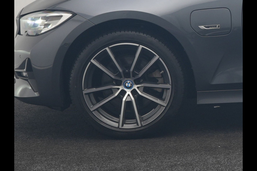 BMW 3 Serie Touring 320e Sportline PHEV Dealer O.H. | SOH 95,4% | Panodak | Adaptive Cruise | Camera | Sfeerverlichting | Sportstoelen Verwarmd | BLIS | Apple Carplay | Navigatie | DAB | Plug In Hybrid |