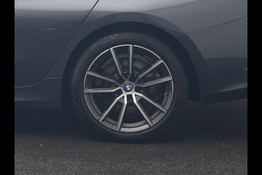 BMW 3 Serie Touring 320e Sportline PHEV Dealer O.H. | SOH 95,4% | Panodak | Adaptive Cruise | Camera | Sfeerverlichting | Sportstoelen Verwarmd | BLIS | Apple Carplay | Navigatie | DAB | Plug In Hybrid |