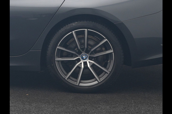 BMW 3 Serie Touring 320e Sportline PHEV Dealer O.H. | SOH 95,4% | Panodak | Adaptive Cruise | Camera | Sfeerverlichting | Sportstoelen Verwarmd | BLIS | Apple Carplay | Navigatie | DAB | Plug In Hybrid |