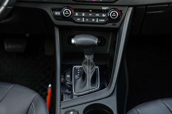Kia Niro 1.6 GDi Hybrid ExecutiveLine / 61dkm NAP / Camera / Leer / Stoelverw. & Koeling / JBL Audio