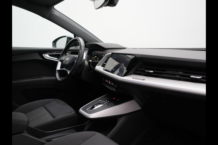 Audi Q4 e-tron 45 Quattro Advanced edition 77 kWh 265pk Dealer O.H. | SOH 97,9% | Trekhaak Af Fabriek | Adaptive Cruise | Camera | Sportstoelen & Stuur Verwarmd | Keyless | Navigatie | DAB | Virtual | Lane Assist |