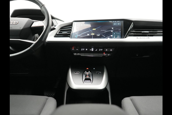 Audi Q4 e-tron 45 Quattro Advanced edition 77 kWh 265pk Dealer O.H. | SOH 97,9% | Trekhaak Af Fabriek | Adaptive Cruise | Camera | Sportstoelen & Stuur Verwarmd | Keyless | Navigatie | DAB | Virtual | Lane Assist |