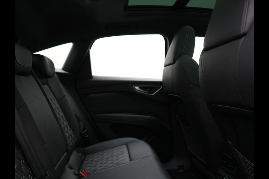 Audi Q4 Sportback e-tron 40 S edition 77 kWh 204pk Dealer O.H. | Trekhaak Af Fabriek | Panodak | Adaptive Cruise | Head Up | 360 Camera | Matrix LED | Lederen Sportstoelen & Stuur Verwarmd | Keyless | Apple Carplay | Navigatie | DAB | 20"L.M |