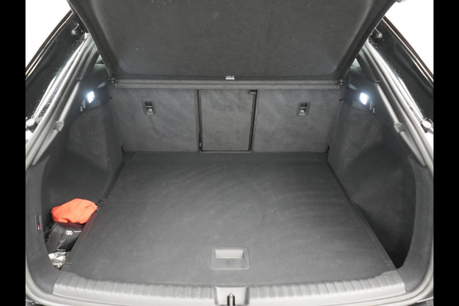 Audi Q4 Sportback e-tron 40 S edition 77 kWh 204pk Dealer O.H. | Trekhaak Af Fabriek | Panodak | Adaptive Cruise | Head Up | 360 Camera | Matrix LED | Lederen Sportstoelen & Stuur Verwarmd | Keyless | Apple Carplay | Navigatie | DAB | 20"L.M |