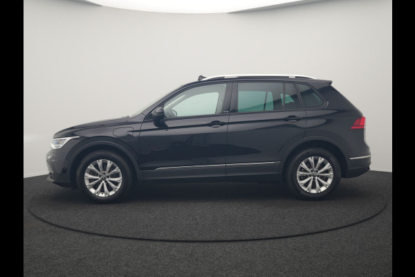 Volkswagen Tiguan 1.4 TSI eHybrid PHEV 245pk Dealer O.H. | SOH 92,8% | Trekhaak Af Fabriek | Panodak | Adaptive Cruise | Sportstoelen & Stuur Verwarmd | Sfeerverlichting | BLIS | Apple Carplay | Navigatie | DAB | Plug In Hybrid |