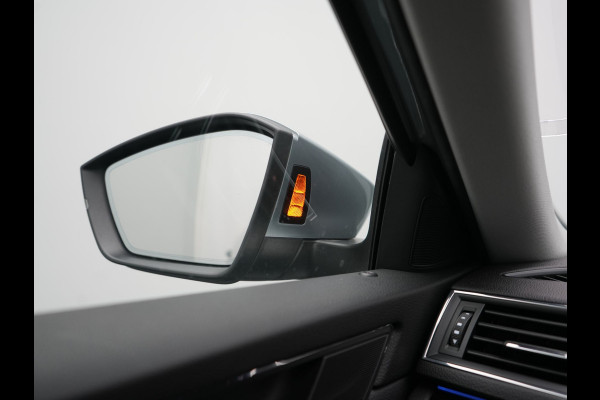 Škoda Superb Combi 1.4 TSI iV Laurin & Klement PHEV 218pk Dealer O.H. | Trekhaak Af Fabriek | Panodak | Adaptive Cruise | 360 Camera | Canton Audio | Lederen Comfortstoelen Memory & Massage & Ventilatie | Sfeerverlichting | Stoelen & Stuur Verwarmd | BLIS | Keyless | Plug In Hybrid |