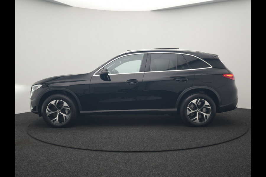 Mercedes-Benz GLC 300e 4MATIC Luxury Line PHEV Long Range 313pk Dealer O.H. | Trekhaak af Fabriek | Panodak | Sfeerverlichting | BLIS | Lederen Sportstoelen Memory & Verwarmd | Apple Carplay | Cruise Control | Navigatie | DAB | Virtual | Plug In Hybrid |