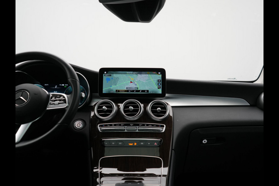 Mercedes-Benz GLC 300e 4MATIC Business Solution Luxury PHEV 320pk Dealer O.H. | SOH 88,1% | Panodak | Adaptive Cruise | Head Up | 360 Camera | Lederen Comfortstoelen Memory & Massage | Keyless | BLIS | Apple Carplay | Stoelverwarming | Virtual | Navigatie | DAB | Plug