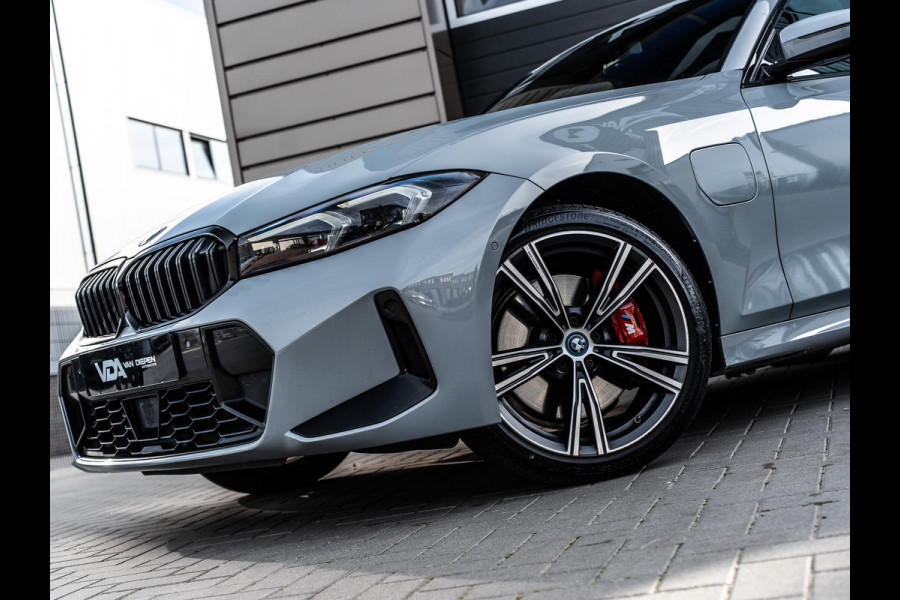 BMW 3-serie 330e xDrive - M-Sport Pro l Pano l ACC l Laser l Carbon l 19''