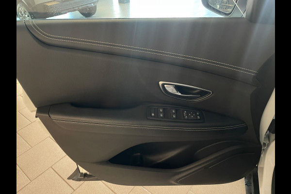 Renault Scénic 1.3 TCe Bose AUTOMAAT AIRCO NAVI VELGEN PDC ELEK RAMEN CENT VERG TREKHAAK KEURIGE AUTO