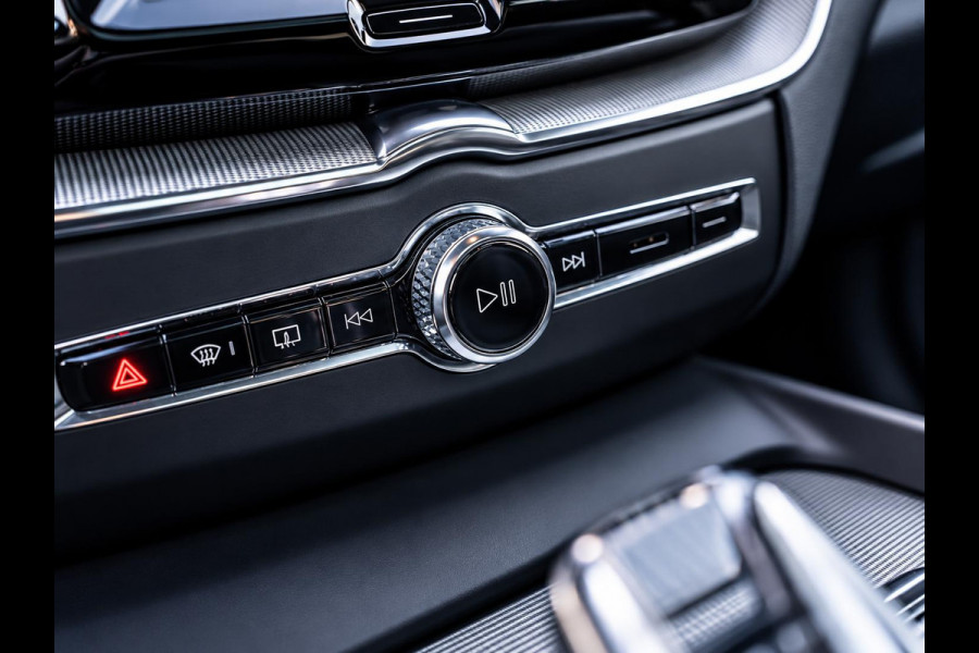 Volvo XC60 2.0 T6 Plug-in hybrid AWD Ultra Black Edition - R-Design l Pano l HUD l Memory