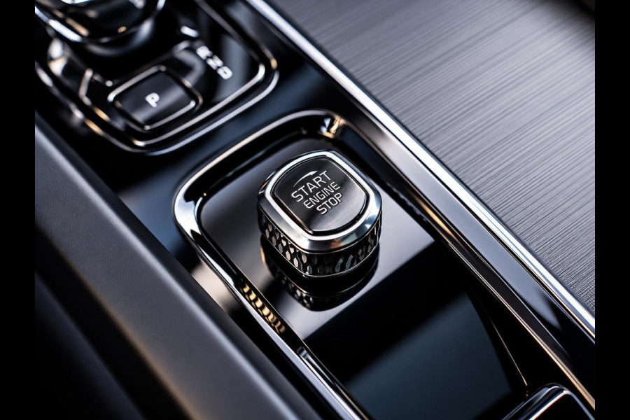 Volvo XC60 2.0 T6 Plug-in hybrid AWD Ultra Black Edition - R-Design l Pano l HUD l Memory