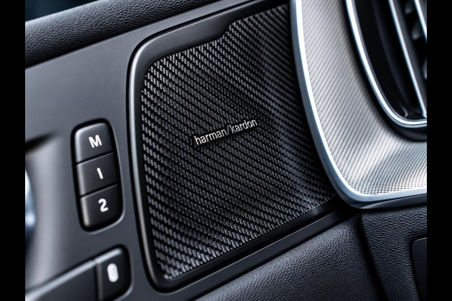 Volvo XC60 2.0 T6 Plug-in hybrid AWD Ultra Black Edition - R-Design l Pano l HUD l Memory