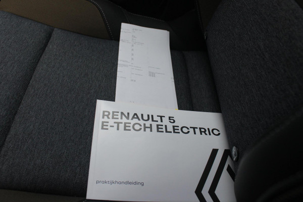 Renault 5 COMFORT RANGE TECHNO 150PK 52 kWh *NIEUWE AUTO!* | PACK WINTER TECHNO: (ELEKTRISCH VERWARMBARE VOORSTOELEN, ELEKTRISCH VERWARMBAAR STUURWIEL, BESTUUDERSSTOEL MET ELEKTRSCH VERSTELBARE LENDESTEUN, IN HOOGTE VERSTELBARE PASSAGIERSSTOEL) | LICHTMETALEN VELGEN 18" | ADAPTIVE CRUISE CONTROL | FULL LED KOPLAMPEN MET FRANSE VLAG | ELEKTRTISCH INKLABARE EN VERWARMBARE BUITENSPIEGELS | ACHTERUITRIJ CAMERA | SFEER VERLICHTING | GOOGLE MAPS NAVIGATIE | DRAADLOZE TELEFOONLADER | PRIVACY GLASS | 100KW SNELLAAD FUNCTIE | DRAADLOZE APPLE CARPLAY/ANDROID AUTO | DAB+ RADIO | SFEER VERL