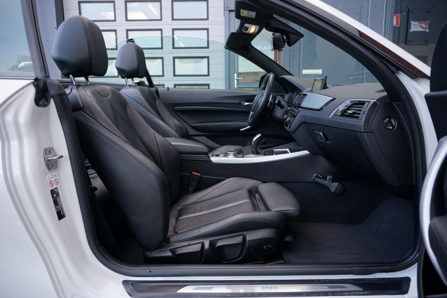 BMW 2 Serie Cabrio 220i High Executive + CAMERA / LEDER / STOELVERWARMING / GROOT SCHERM