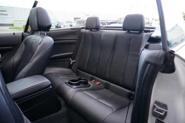 BMW 2 Serie Cabrio 220i High Executive + CAMERA / LEDER / STOELVERWARMING / GROOT SCHERM