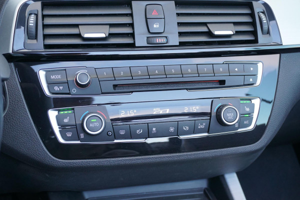 BMW 2 Serie Cabrio 220i High Executive + CAMERA / LEDER / STOELVERWARMING / GROOT SCHERM