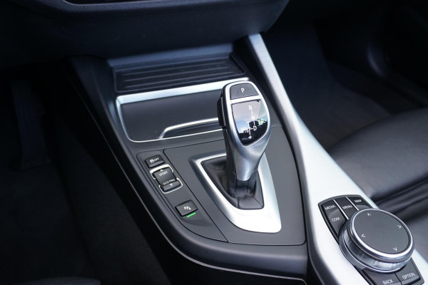 BMW 2 Serie Cabrio 220i High Executive + CAMERA / LEDER / STOELVERWARMING / GROOT SCHERM