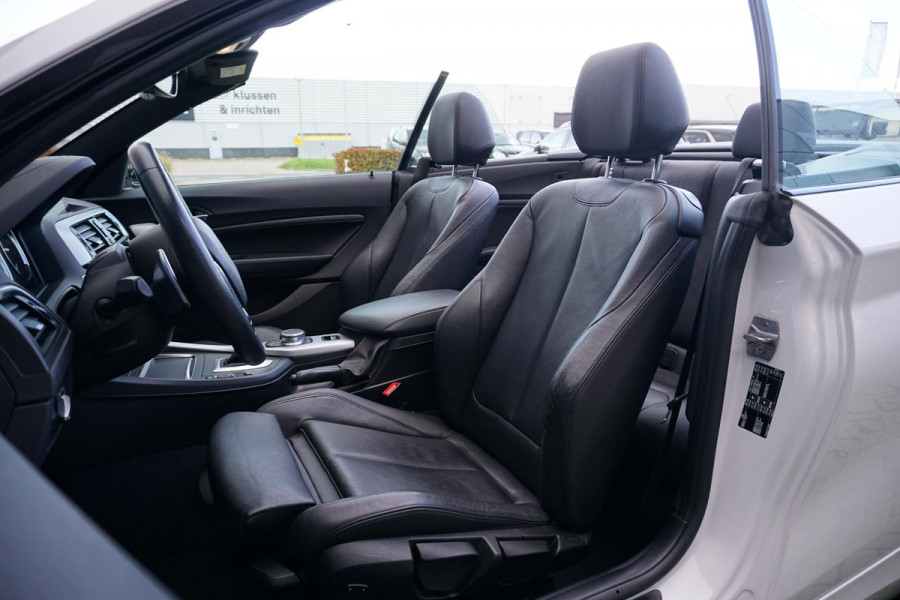 BMW 2 Serie Cabrio 220i High Executive + CAMERA / LEDER / STOELVERWARMING / GROOT SCHERM