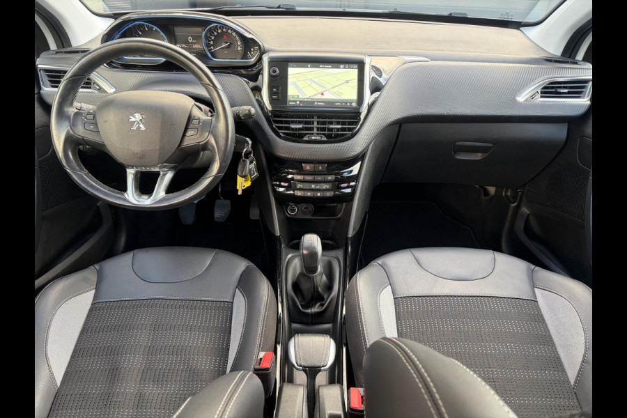Peugeot 2008 1.2 PureTech Allure ✓1e Eigenaar✓Pano✓Camera✓Navi✓D-riem vv in 2024✓Trekhaak✓Dealer Onderhouden✓Carplay✓Clima✓Cruise✓110pk✓Halfleder✓Pdc✓Lm velgen✓N.A.P✓Apk tot 04-2027