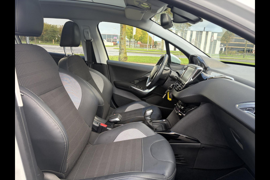 Peugeot 2008 1.2 PureTech Allure ✓1e Eigenaar✓Pano✓Camera✓Navi✓D-riem vv in 2024✓Trekhaak✓Dealer Onderhouden✓Carplay✓Clima✓Cruise✓110pk✓Halfleder✓Pdc✓Lm velgen✓N.A.P✓Apk tot 04-2027