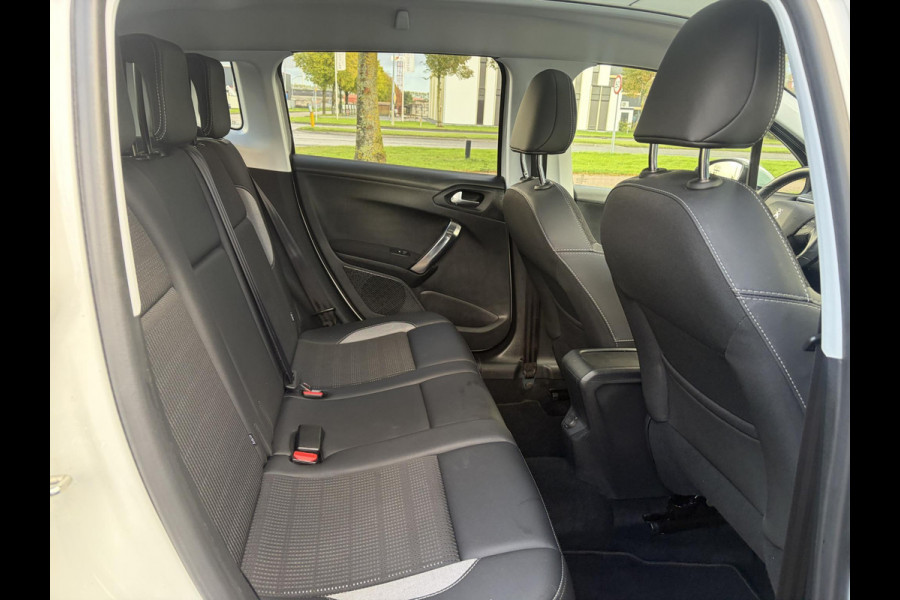 Peugeot 2008 1.2 PureTech Allure ✓1e Eigenaar✓Pano✓Camera✓Navi✓D-riem vv in 2024✓Trekhaak✓Dealer Onderhouden✓Carplay✓Clima✓Cruise✓110pk✓Halfleder✓Pdc✓Lm velgen✓N.A.P✓Apk tot 04-2027